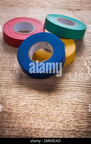 Vier Rollen Isolierband auf Holzplatte Baukonzept Stockfoto