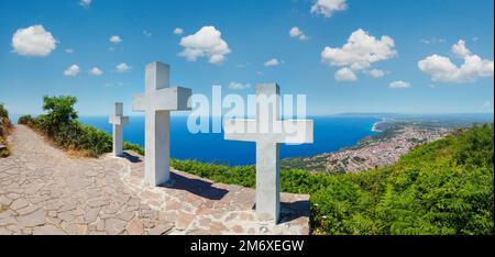 Im Sommer malerischer Blick auf das Tyrrhenische Meer auf die kalabrische Küste vom Gipfel des Monte Sant Elia (Berg Saint Elia, Kalabrien, Italien). Drei Chris Stockfoto