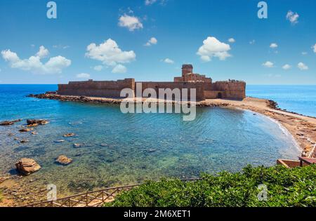 Aragonesische Burg von Le Castella (474 v. Chr. erbaut), eine Festung auf einer kleinen Insel an der Küste des Ionischen Meeres mit Blick auf die Costa dei Sa Stockfoto