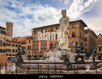 Neptunbrunnen auf Fontana del Nettuno vor dem Palazzo Vecchio auf dem öffentlichen Platz Piazza della Signoria, Florenz, Italien Stockfoto