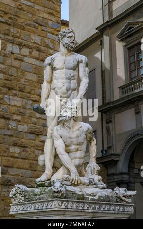 Bartolommeo Bandinellis Herkules und Cacus vor dem Palazzo Vecchio auf dem öffentlichen Platz Piazza della Signoria in Florenz, Italien Stockfoto