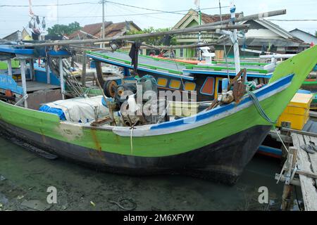 Lampung, Indonesien, 9. November 2022: Ein hölzernes Fischerboot lief wegen Ebbe auf dem Pier auf Grund Stockfoto