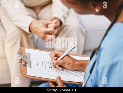 Krankenschwester, Klemmbrett und medizinische Checkliste mit Patient für Gesundheits-, Lebensversicherungs- oder Krankenhausservice. Nahaufnahme Arzt schreibt Notizen, Beratung und Stockfoto