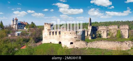 Frühlingsblick auf die Ruinen der Burg Sydoriv (1640er erbaut) und die Katolitsky-Kirche (1730-1741 erbaut). Das Dorf Sydoriv befindet sich 7 km entfernt Stockfoto