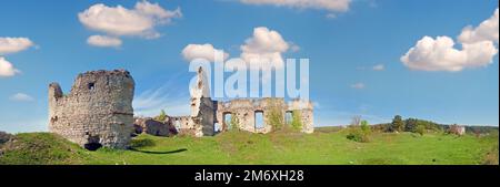 Frühlingsblick auf die Burgruinen von Sydoriv (1640er erbaut). Dorf Sydoriv, 7 km südlich von Husiatyn, Region Ternopil, Ukraine Stockfoto