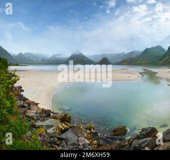 Europäisches Nordmeer bewölkt Nachtansicht mit Sandstrand (nicht weit Vagan, Norwegen). Stockfoto