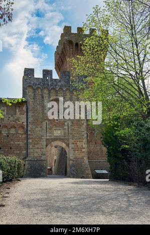 Blick auf den Innenhof des alten Schlosses Spedaletto Stockfoto