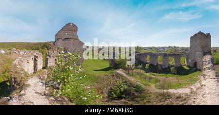 Frühlingsblick auf die Burgruinen von Sydoriv (1640er erbaut). Dorf Sydoriv, 7 km südlich von Husiatyn, Region Ternopil, Großbritannien Stockfoto