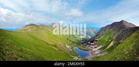 Alpine See Brebeneckul auf Sommer-Berg-Schlucht (Ukraine, Chornogora Ridge, Karpaten). Stockfoto