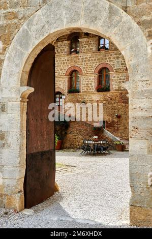 Blick auf den Innenhof des alten Schlosses Spedaletto Stockfoto