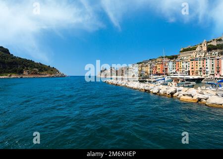 Wunderschöne mittelalterliche Fischerstadt Portovenere Bay (in der Nähe von Cinque Terre, Ligurien, Italien). Hafen mit Booten und Yachten. Menschen nicht Stockfoto