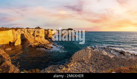 Malerische Meereslandschaft mit Klippen, felsigem Bogen und Stapeln (faraglioni), am Torre Sant Andrea bei Morgensonne, Salento Sea coas Stockfoto