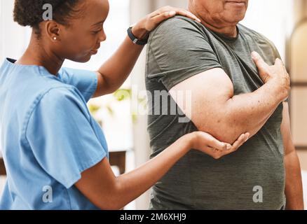 Physiotherapeut als Seniorensprecher in der Physiotherapie von Muskeln, Arthritis und Stretching, Untersuchung oder Massage. Physiotherapie, Chiropraktiker Stockfoto