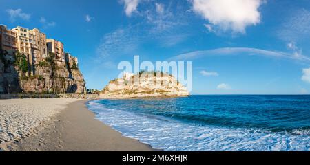 Ehemaliges Kloster aus dem 4. Jahrhundert auf dem Heiligtum der Insel Santa Maria - Tropea, Kalabrien, Italien. Tropea Beach in Tyrrhenian Stockfoto