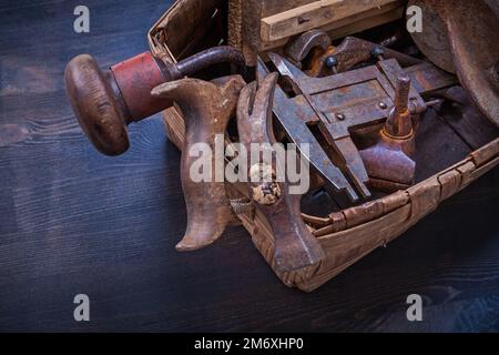 Zur Zusammensetzung von altrostigen Werkzeugen im Korbbaukonzept. Stockfoto