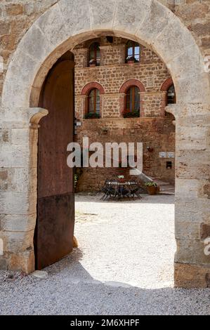 Blick auf den Innenhof des alten Schlosses Spedaletto Stockfoto