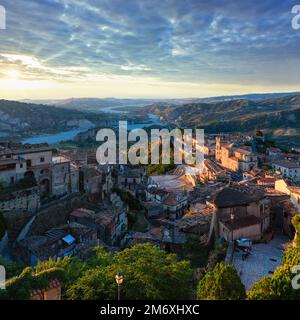 Sunrise alte mittelalterliche Stilo famos und Blick auf das Dorf in Kalabrien, Süditalien. Stockfoto