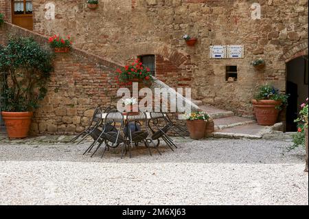 Blick auf den Innenhof des alten Schlosses Spedaletto Stockfoto