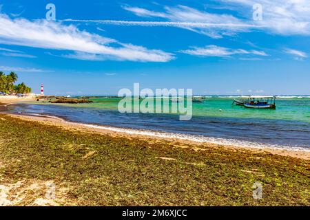 Strand und Leuchtturm von Itapua in Salvador Stockfoto