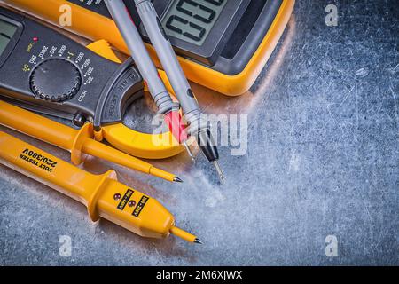 Digitales elektrisches Amperemeter-Multimeter auf metallischem Hintergrund. Stockfoto