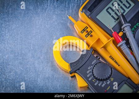 Digitales Strommessgerät Elektrisches Tester-Multimeter auf metallischem Hintergrund. Stockfoto