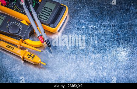 Digitales Amperemeter-Multimeter für elektrische Tester im metallischen Hintergrund-Stromkonzept. Stockfoto