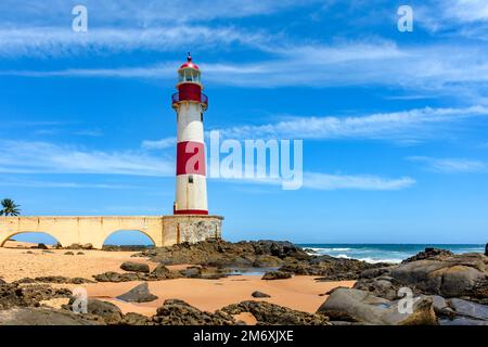 Berühmter Leuchtturm am Strand von Itapua in Salvador Stockfoto