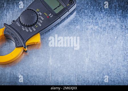 Digitales Amperemeter auf metallischem Hintergrund. Stockfoto