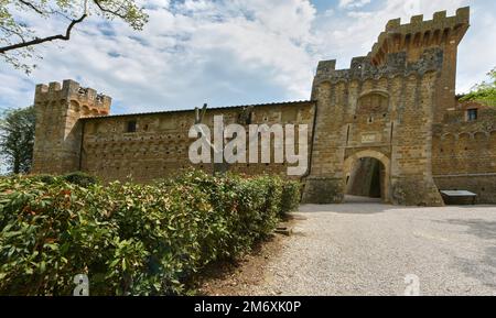 Blick auf den Innenhof des alten Schlosses Spedaletto Stockfoto