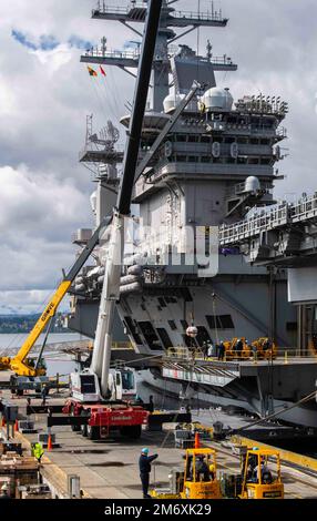 Besatzungen laden bei einem Besuch der Naval Magazine Indian Island, Washington, am 9. Mai 2022 Munition auf den Flugzeugträger USS Nimitz (CVN 68), um sich auf künftige Routineeinsätze vorzubereiten. Indian Island ist die USA Der einzige Tiefseehafen der Navy an der Westküste, in dem die Anlage konventionelle Kampfmittel für Schiffe von Zerstörern bis hin zu U-Booten und Flugzeugträgern bereitstellen kann. Stockfoto