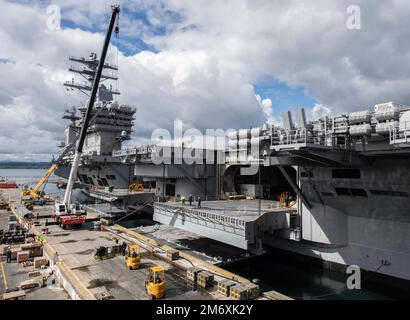 Besatzungen laden bei einem Besuch der Naval Magazine Indian Island, Washington, am 9. Mai 2022 Munition auf den Flugzeugträger USS Nimitz (CVN 68), um sich auf künftige Routineeinsätze vorzubereiten. Indian Island ist die USA Der einzige Tiefseehafen der Navy an der Westküste, in dem die Anlage konventionelle Kampfmittel für Schiffe von Zerstörern bis hin zu U-Booten und Flugzeugträgern bereitstellen kann. Stockfoto