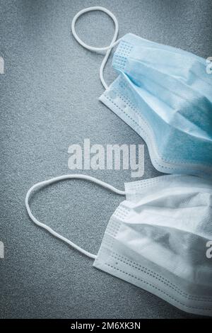 Sterile Einweg-Grippemasken auf grauem Hintergrund. Stockfoto