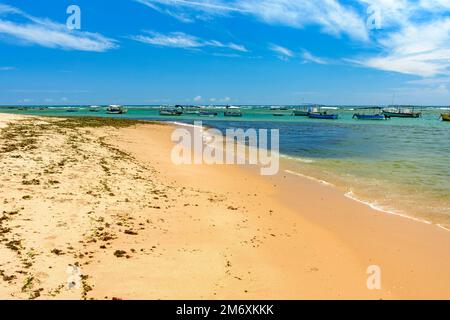 Boote auf dem transparenten Wasser von Itapua Beach in Salvador Stockfoto