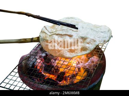 Gestanzter Snack mit Kite Cracker auf dem Holzkohlegrill auf weiß isoliert. Stockfoto