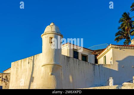 Mauern und Wachhaus einer alten kolonialen Festung Stockfoto