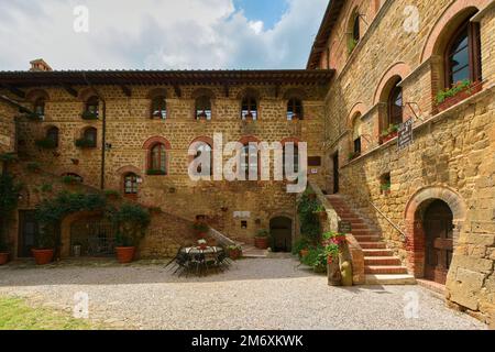 Blick auf den Innenhof des alten Schlosses Spedaletto Stockfoto