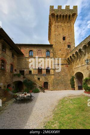 Blick auf den Innenhof des alten Schlosses Spedaletto Stockfoto