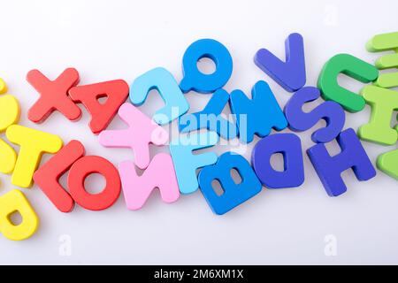 Bunte Buchstabenblöcke, die zufällig auf Weiß verteilt sind Stockfoto