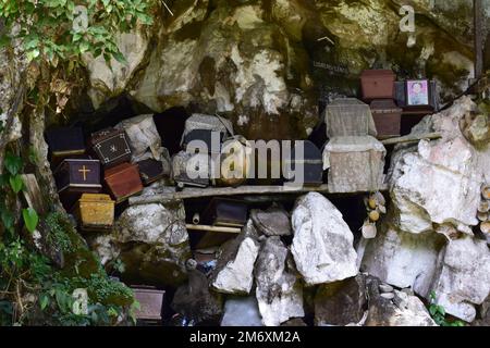 Särge und Gräber wurden in Felsklippen gelegt. Diese Methode ist eine Tradition, die als Grab für Menschen benutzt wird, die im Tana-Toraja-Stamm, Sulawesi, starben Stockfoto