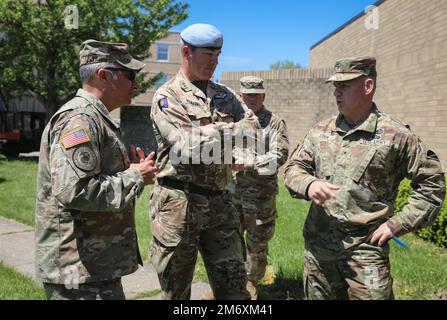 USA Generalleutnant Jeff Van, Joint Task Force Civil Support Commanding General, British Major General Michael R. Keating, Stellvertretender General des III Corps, und Brigg. General Christopher W. Cook, 78. Training Division Commanding General, spricht am 9. Mai 2022 über die Fähigkeiten des Muscatatuck Urban Training Area, Ind. Generalmajor Van leitet die einzige ständige gemeinsame Task Force der Nation für chemische, biologische, radiologische und nukleare Stoffe, die innerhalb von 24 Stunden eingesetzt werden kann. Die natürliche städtische Struktur des Muscatatuck Urban Training Area ist eine wichtige Ressource für die Aufrechterhaltung der Gemeinsamen Task Force Civil Support Stockfoto