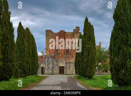 Besuch der verlassenen Abtei San Galgano Stockfoto