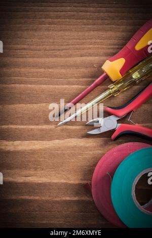 Isolierte Spannschraubenknipser Isolierband Elektrotester Stromkonzept. Stockfoto