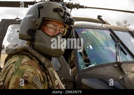 BELIZE CITY, Belize (9. Mai 2022) U.S. Army Sgt. Austin Gutherman, ein Crewchef, der dem 1. Battalion 228. Aviation Regiment Joint Task Force Bravo zugewiesen wurde, posiert vor einer medizinischen Evakuierungsübung während der Übung Tradewinds 2022, 9. Mai 2022 für ein Foto. Tradewinds 2022 ist eine multinationale Übung, die darauf abstellt, die Fähigkeit der karibischen Region zu erweitern, Krisen zu mildern, zu planen und darauf zu reagieren, die regionale Ausbildungskapazität und Interoperabilität zu erhöhen, neue und bestehende Standardarbeitsverfahren (SOPs) zu entwickeln und zu verfeinern, die Fähigkeit zur Verteidigung exklusiver Wirtschaftszonen (AWZ) zu verbessern und Huma zu fördern Stockfoto