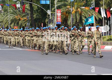 ISTANBUL, TURKIYE - 30. AUGUST 2022: Soldaten marschieren während des 100. Jahrestags des 30. August auf der Vatan Avenue zum türkischen Siegesfeiertag Stockfoto