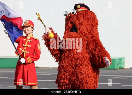 Tokio, Japan. 6. Januar 2023. Der Fernsehstar Mukku (R) nimmt am Freitag, den 6. Januar 2023, an einer jährlichen Feuerwehr-Überprüfung in Tokio Teil. An der Neujahrsveranstaltung nahmen etwa 2.500 Mitarbeiter und 99 Fahrzeuge Teil. Kredit: Yoshio Tsunoda/AFLO/Alamy Live News Stockfoto