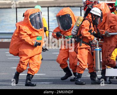 Tokio, Japan. 6. Januar 2023. Rettungskräfte in CBR-Schutzanzügen demonstrieren am Freitag, den 6. Januar 2023, eine jährliche Überprüfung der Feuerwehr in Tokio. An der Neujahrsveranstaltung nahmen etwa 2.500 Mitarbeiter und 99 Fahrzeuge Teil. Kredit: Yoshio Tsunoda/AFLO/Alamy Live News Stockfoto