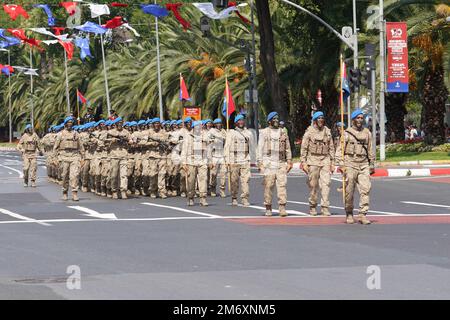 ISTANBUL, TURKIYE - 30. AUGUST 2022: Soldaten marschieren während des 100. Jahrestags des 30. August auf der Vatan Avenue zum türkischen Siegesfeiertag Stockfoto