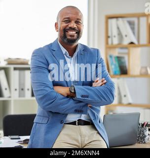 Buchhalter Porträt und schwarzer Mann im Büro mit Selbstvertrauen, Stolz und Lächeln am Arbeitsplatz. Erfahrener Mitarbeiter in der professionellen Buchhaltung Stockfoto