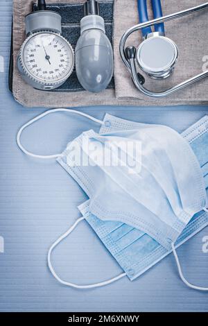 Medizinische Maske Stethoskop Blutdruckmessgerät. Stockfoto