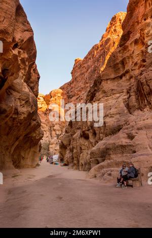 Wadi Musa, Jordanien - 2. November 2022: Felsen und Straßenansicht bei Little Petra, Siq al-Barid Stockfoto